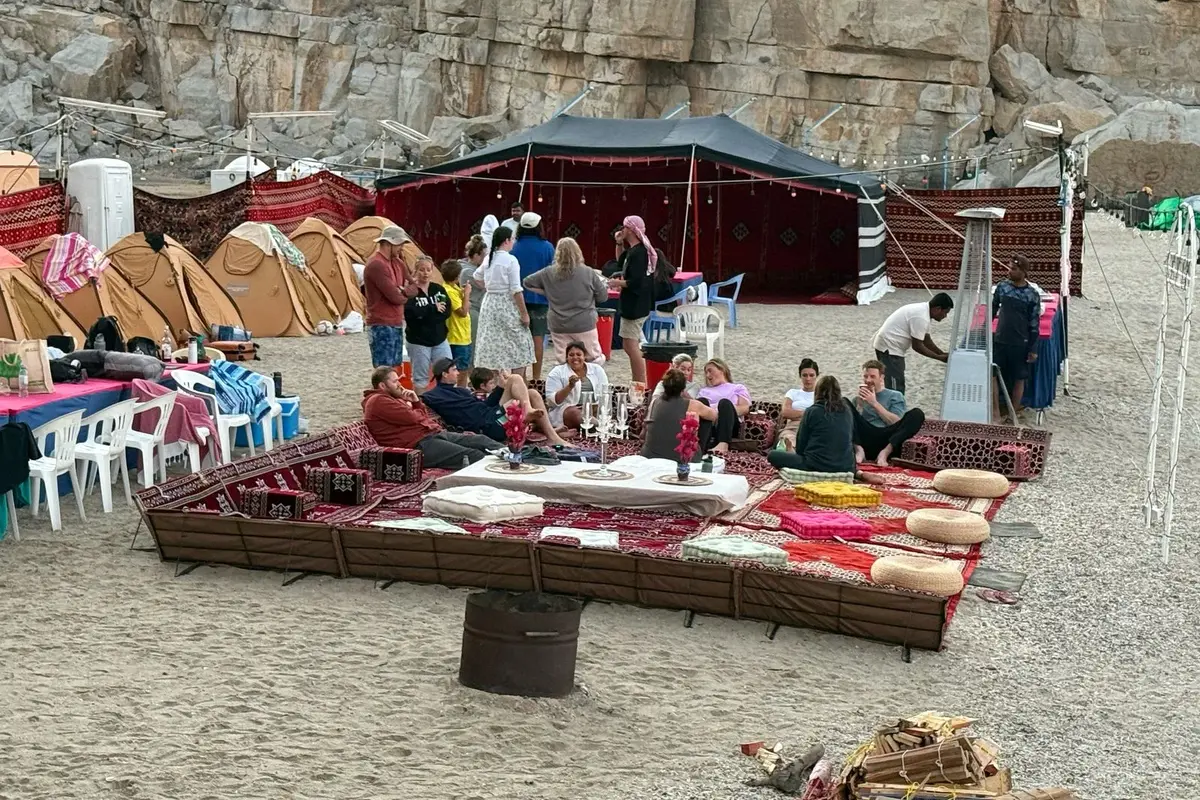 Camping sur la place de Khasab